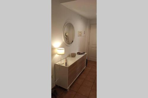 een kamer met een dressoir en een spiegel aan de muur bij MET&GOLF OLIVA NOVA BEACH in Oliva