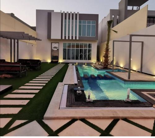 une piscine en face d'un bâtiment dans l'établissement شاليه بالم ون الفندقي, à Buraydah