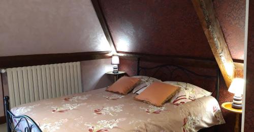 מיטה או מיטות בחדר ב-LE CHALET SUISSE - Chambre papillons
