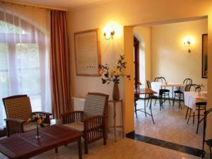 uma sala de estar com mesa e cadeiras e uma sala de jantar em Bed Breakfast Hotel Budapest em Budapeste