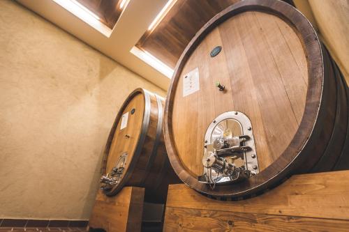 a wooden barrel filled with barrels filled with wine at Agriturismo Le Anfore in Sarteano