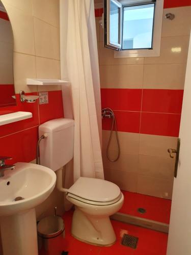 Aristotelis Studios tesisinde bir banyo