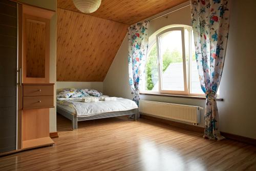 Un pat sau paturi într-o cameră la Leśniczówka Niebrzydowo