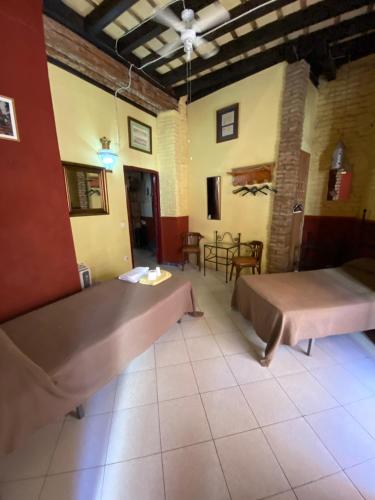 um quarto com duas camas e uma mesa em PENSION VERGARA , Sevilla em Sevilha