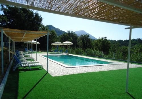 basen z leżakami i parasolami w obiekcie Crete Gialle w mieście Cassino