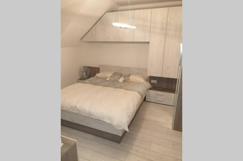 מיטה או מיטות בחדר ב-Cosy Charming Apartment
