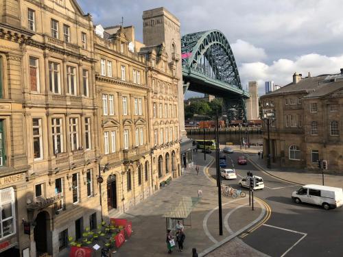 uma vista para uma cidade com uma ponte e edifícios em Tyne Bridge View em Newcastle upon Tyne