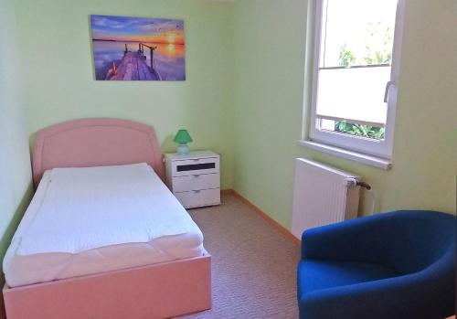 レリクにあるFerienhaus Rerik MOST 2103の小さなベッドルーム(ベッド1台、椅子付)