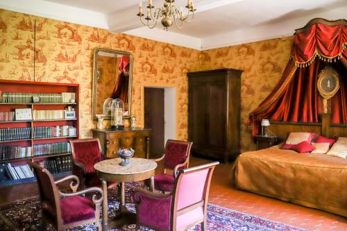 Postel nebo postele na pokoji v ubytování Château d'Agel gite