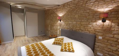 une chambre avec un lit avec deux oreillers dessus dans l'établissement Les 5 rûches, à Courseulles-sur-Mer