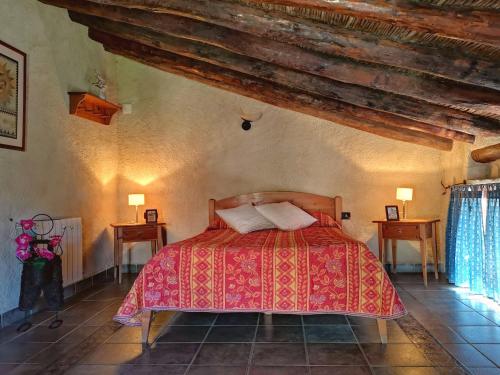 a bedroom with a bed in a room with wooden ceilings at Alojamiento Rural Casa Honda in Ayna