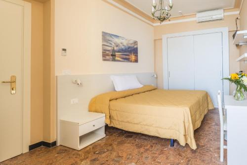 Łóżko lub łóżka w pokoju w obiekcie Hotel Badano sul Mare