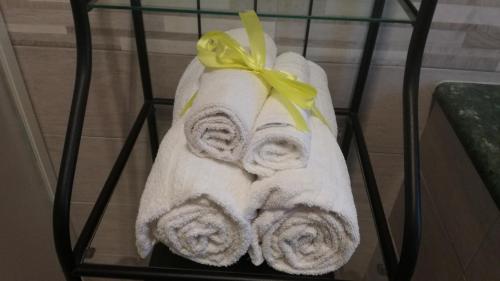 フィウミチーノにあるBonsai Bed & Breakfastの黄弓掛けのタオル