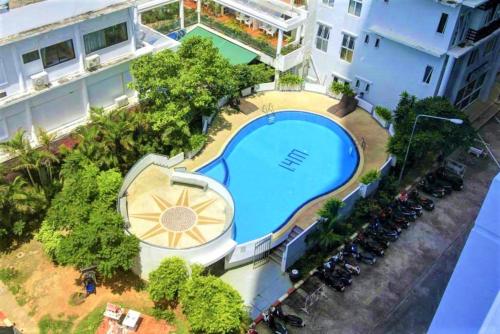 Výhled na bazén z ubytování Patong Tower Sea View by PHR nebo okolí