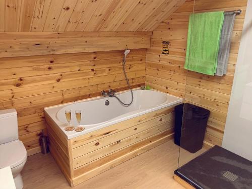 Et badeværelse på Chalet Colorado - jacuzzi, playstation
