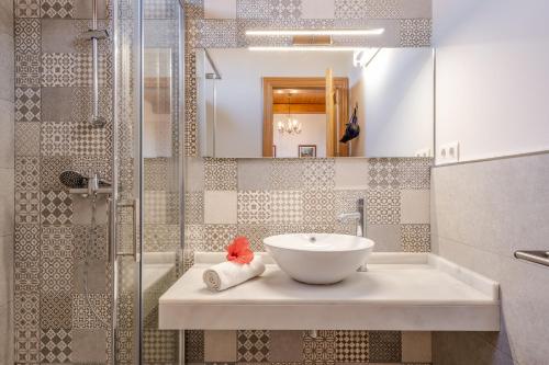 a bathroom with a sink and a shower at Senderos de la Alhambra in La Zubia