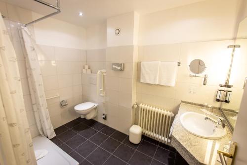 La salle de bains est pourvue d'un lavabo et de toilettes. dans l'établissement Hotel Krupp, à Bad Neuenahr-Ahrweiler
