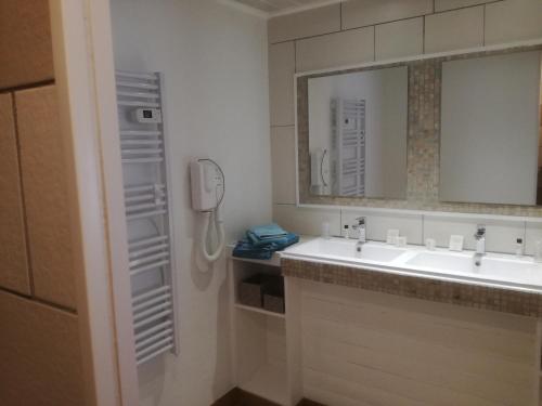 La salle de bains est pourvue d'un lavabo et d'un téléphone. dans l'établissement L Acacia, à Lus-la-Croix-Haute