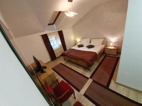 1 dormitorio con 1 cama, mesa y sillas en Restaurant and rooms Kotlar, en Kobarid