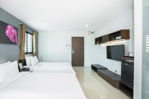 TV a/nebo společenská místnost v ubytování De Botan Srinakarin Hotel & Residence
