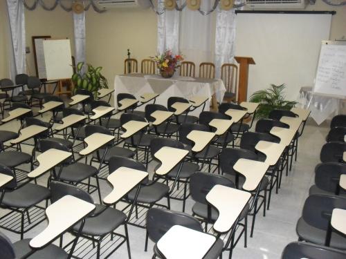 a room with desks and chairs in a classroom at Hotel Mirante Da Ilha in Alter do Chao