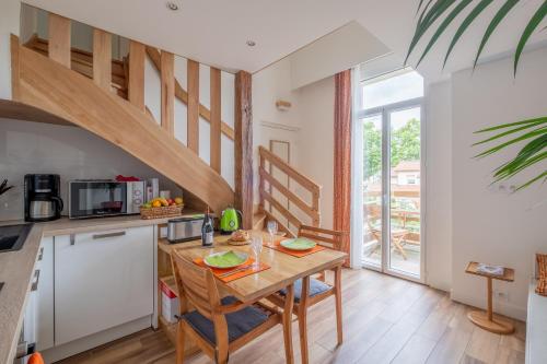 cocina con mesa de madera y encimera en Lyon Urban Cocoon Gîte urbain eco-responsable en Lyon