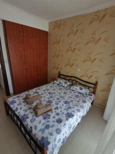 a bedroom with a bed with towels on it at Villa Natali in Flogita