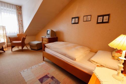 Giường trong phòng chung tại Gästehaus Garni Merk