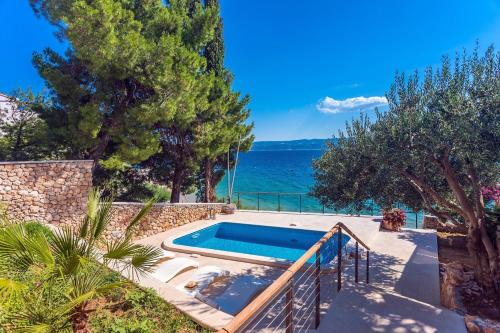 Beachfront Casa Ahoi with 2 bedrooms, heated pool, amazing sea views