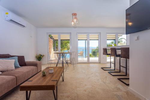 Beachfront Casa Ahoi with 2 bedrooms, heated pool, amazing sea views