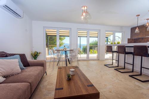 Beachfront Casa Ahoi with 2 bedrooms, heated pool, amazing sea views