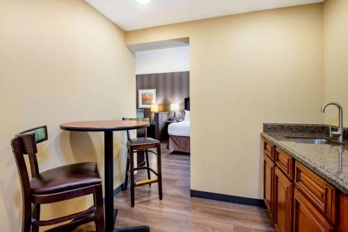 Kuhinja oz. manjša kuhinja v nastanitvi La Quinta Inn & Suites Bel Air