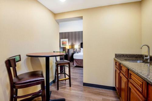 ベル・エアにあるLa Quinta Inn & Suites Bel Air I-95 Exit 77Aのテーブルとベッドのあるホテルの部屋