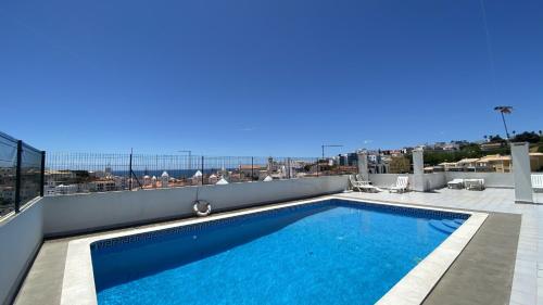 een zwembad op het dak van een gebouw bij Rooftop by Check-in Portugal in Albufeira