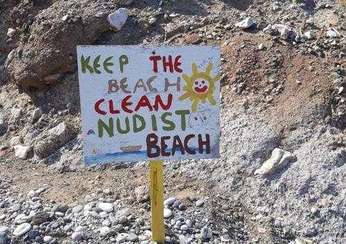 a sign that says keep the beach clean must beach at Evon's Rooms in Fanari