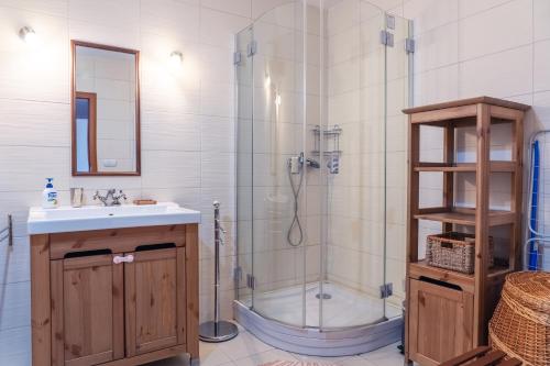 La salle de bains est pourvue d'une douche, d'un lavabo et d'une baignoire. dans l'établissement TATRYSTAY Apartment Milo, à Nový Smokovec
