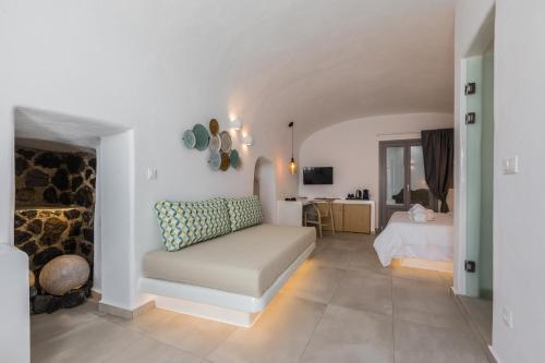 Postel nebo postele na pokoji v ubytování Eternity Suites Santorini