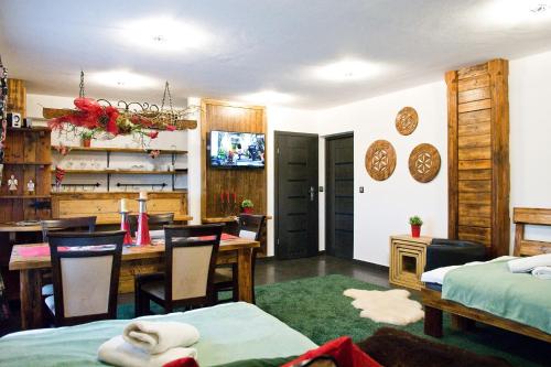 シャフラリにあるWilla Galówkaのテーブルとダイニングルームが備わる客室です。