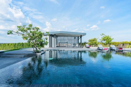 สระว่ายน้ำที่อยู่ใกล้ ๆ หรือใน De Botan Srinakarin Hotel & Residence