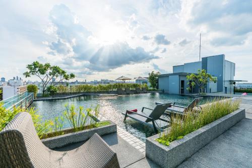 Výhled na řeku, která protéká v blízkosti hotelu