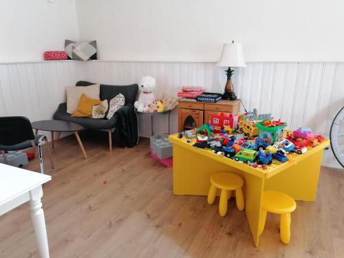 una sala de estar con una mesa con juguetes. en Aagaarden, en Billund