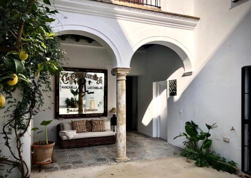 La Alberca de Fariñas في سانلوكار دي باراميدا: غرفة معيشة مع أريكة في مبنى
