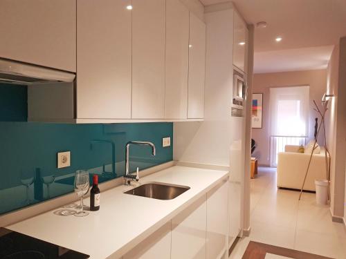 Kuchyň nebo kuchyňský kout v ubytování Apartamentos Caballerizas con parking gratuito