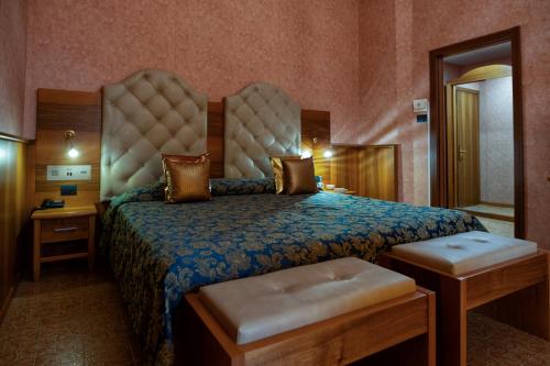 a hotel room with two beds and two lamps at Taormina Park Hotel in Taormina