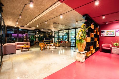 Posezení v ubytování De Botan Srinakarin Hotel & Residence