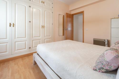 Tempat tidur dalam kamar di Apartamento las Jacarandas de Cadiz