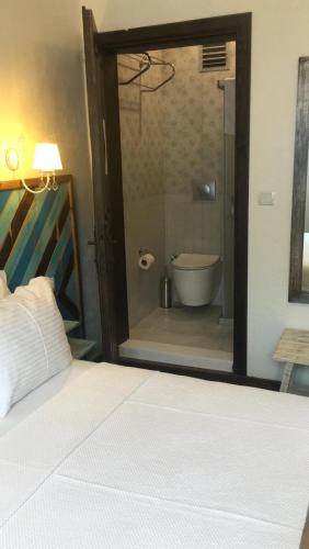 a bedroom with a bed and a bathroom with a tub at Trilye Bay C Konak in Bursa
