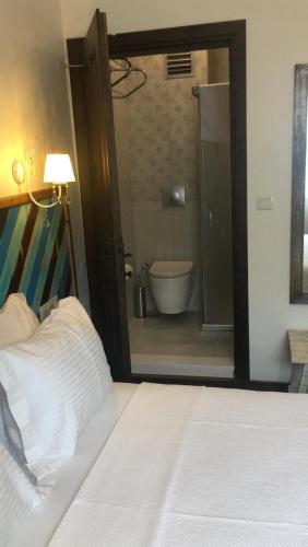 a bedroom with a bed and a bathroom with a tub at Trilye Bay C Konak in Bursa
