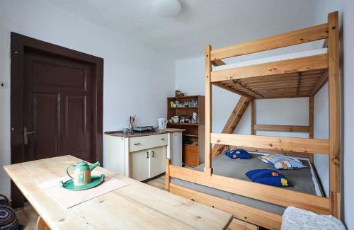 セミリにあるChatička - Spálovの二段ベッド2台とテーブルが備わる客室です。