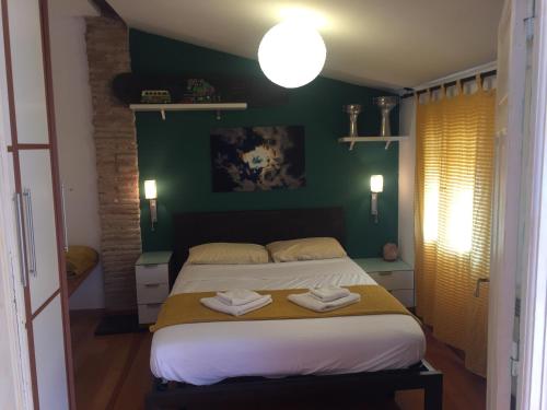 1 dormitorio con 1 cama con 2 toallas en Ático en el centro de Logroño, en Logroño